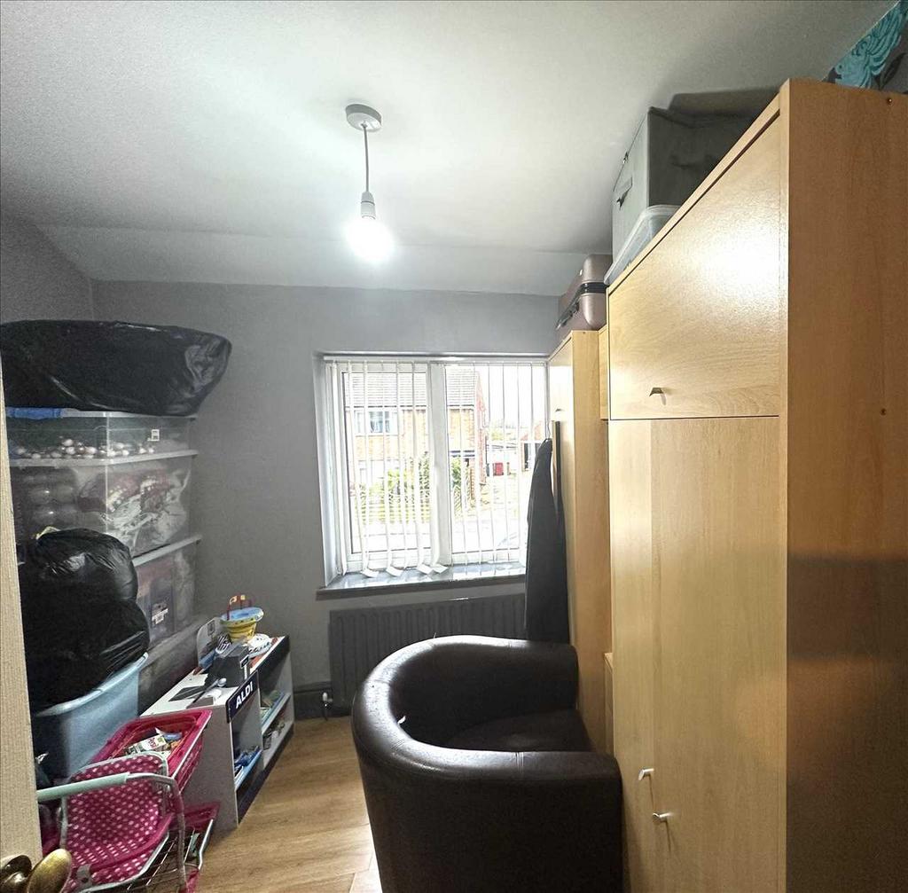 Front bedroom 3: