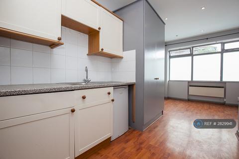 Studio to rent, Tooting Bec, London, SW17