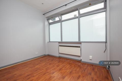 Studio to rent, Tooting Bec, London, SW17