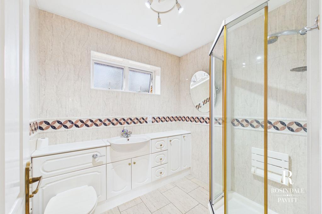 En-suite Shower rm
