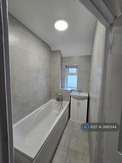3 bedroom end of terrace house to rent, Dawson Avenue, Barking, IG11