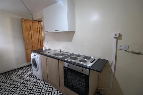 1 bedroom flat to rent, Yews Hill Road, Huddersfield HD1