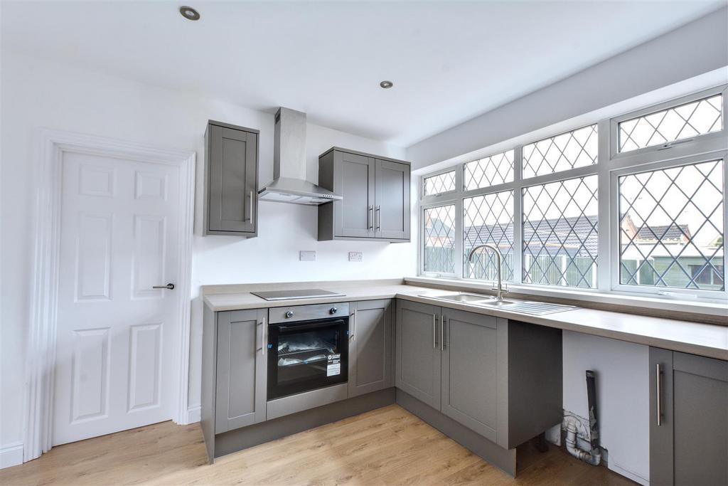 005 Kitchen.jpg