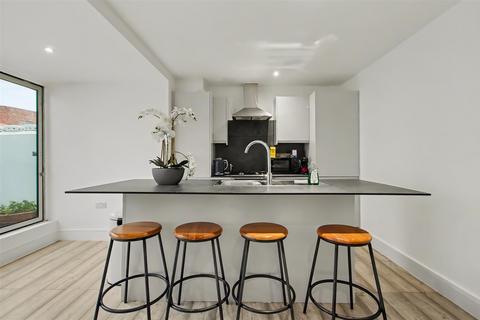 2 bedroom apartment to rent, Abbey Road, West Hampstead, London, NW6