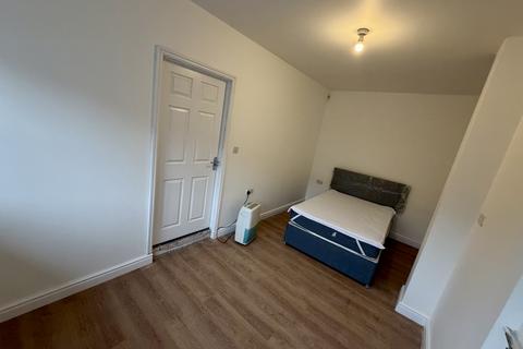4 bedroom house to rent, Platt Lane, Manchester, M14