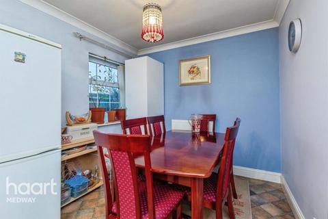 4 bedroom end of terrace house for sale, Millwood Court, New Road, Chatham
