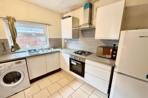 2 bedroom flat to rent, 23 Friern Park, London N12