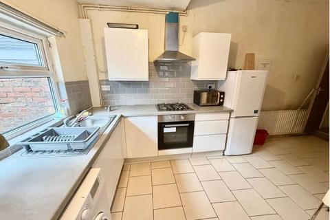 2 bedroom flat to rent, 23 Friern Park, London N12