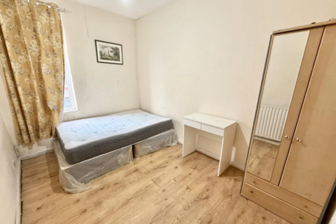 2 bedroom flat to rent, 23 Friern Park, London N12