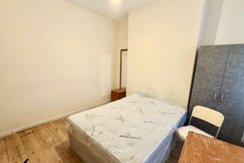 2 bedroom flat to rent, 23 Friern Park, London N12