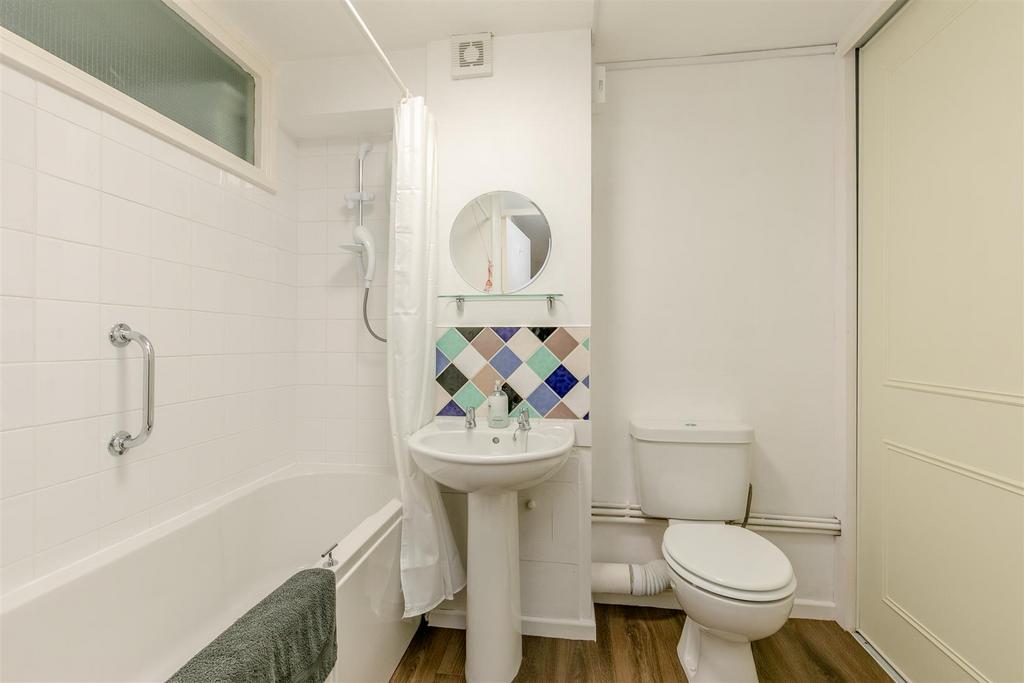 Fallodon Court, Henleaze Bathroom.jpg