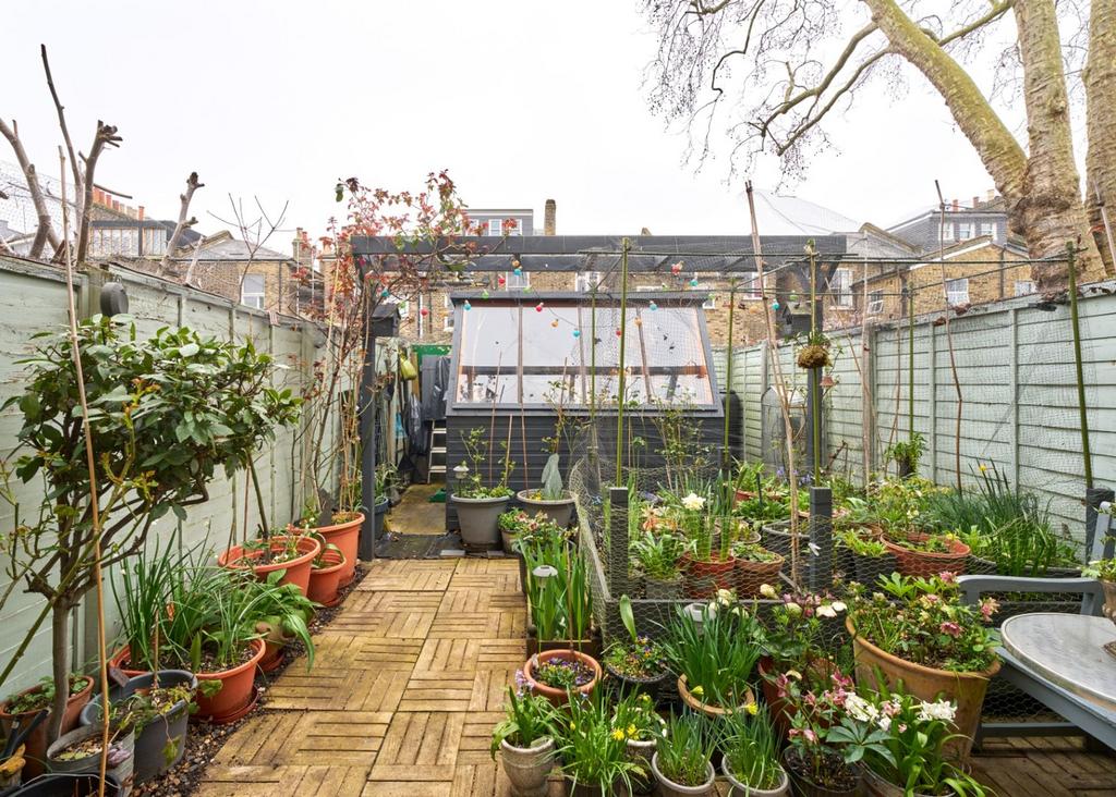 Jackson Close E9
