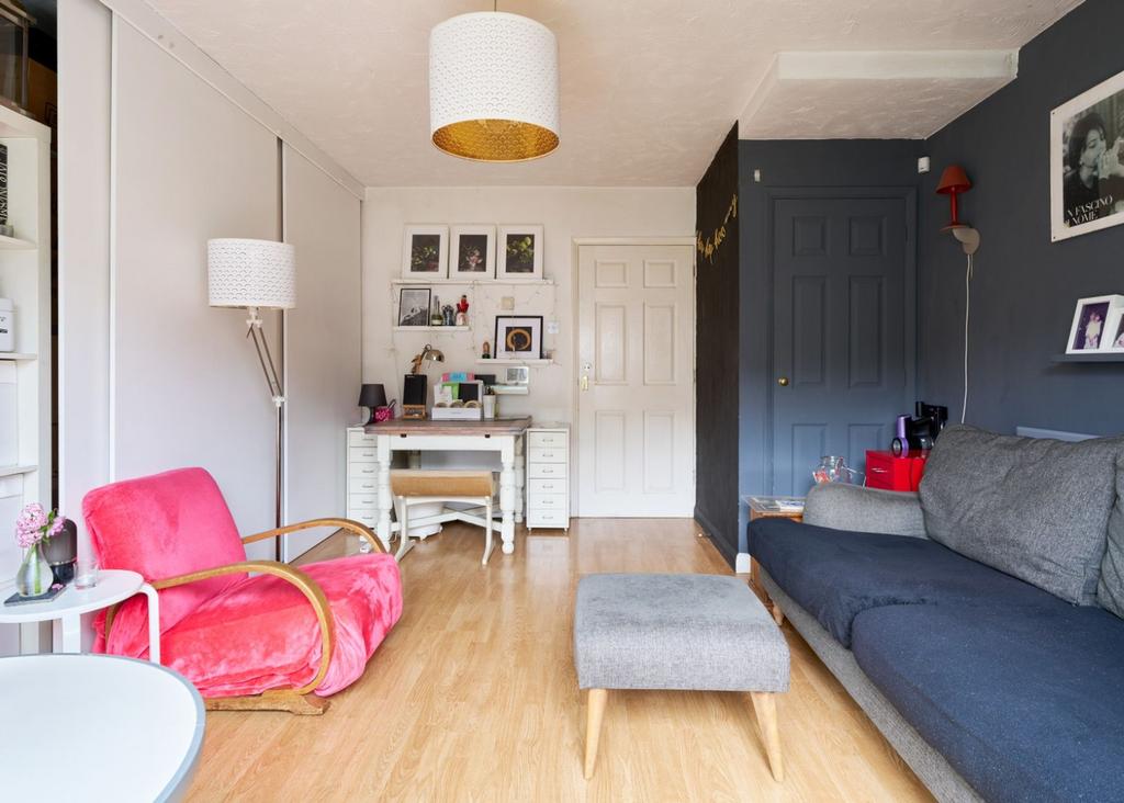 Jackson Close E9