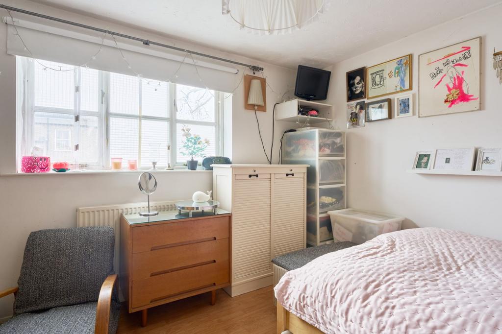 Jackson Close E9