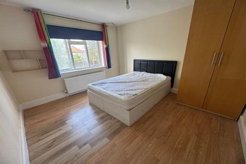 Studio to rent, Oakwood Drive