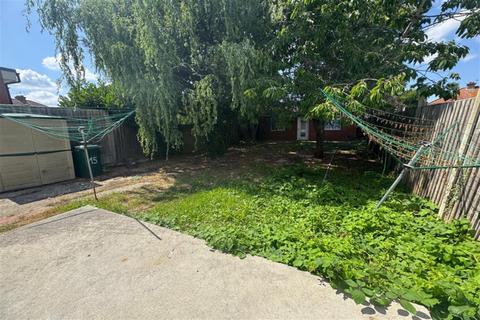 Studio to rent, Oakwood Drive