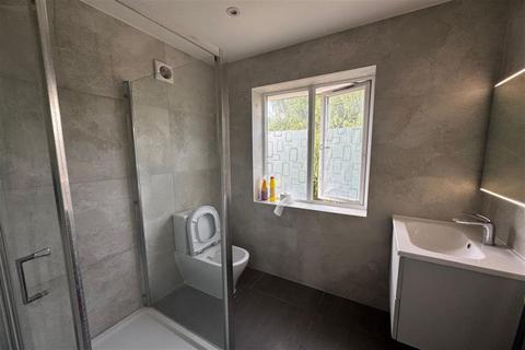 Studio to rent, Oakwood Drive