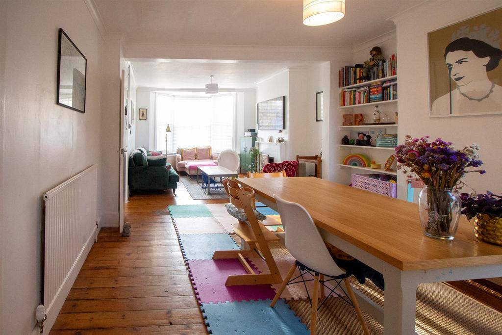 25 Queens Rd - living dining room.jpg