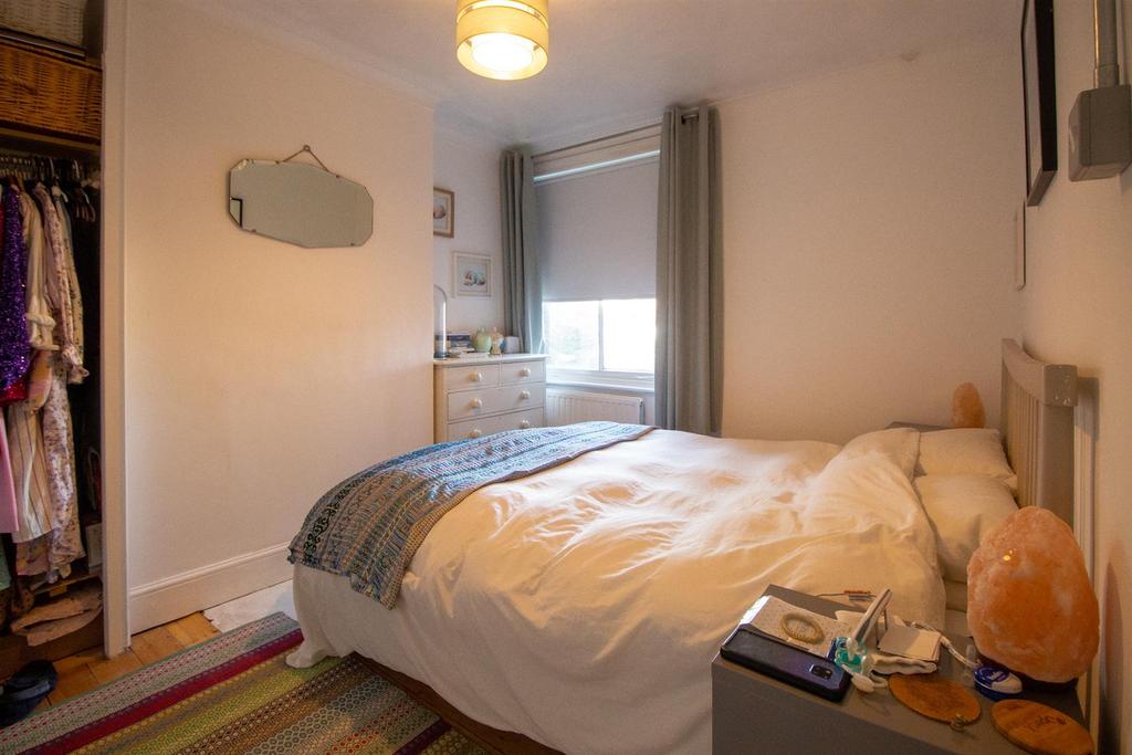 25 Queens Rd - Bedroom 1.jpg
