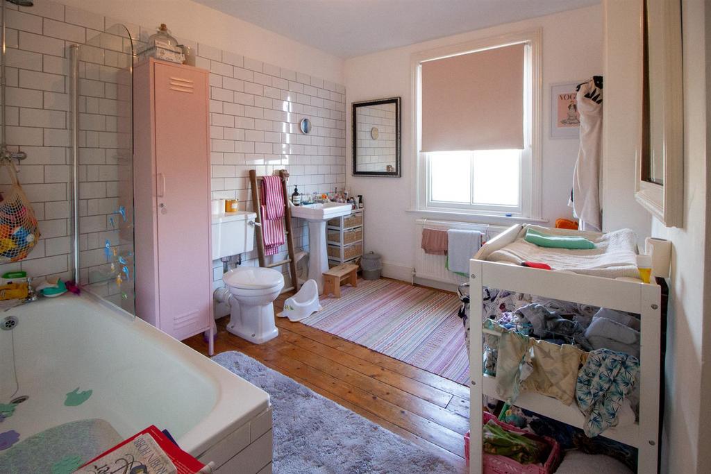 25 Queens Rd - Bathroom.jpg