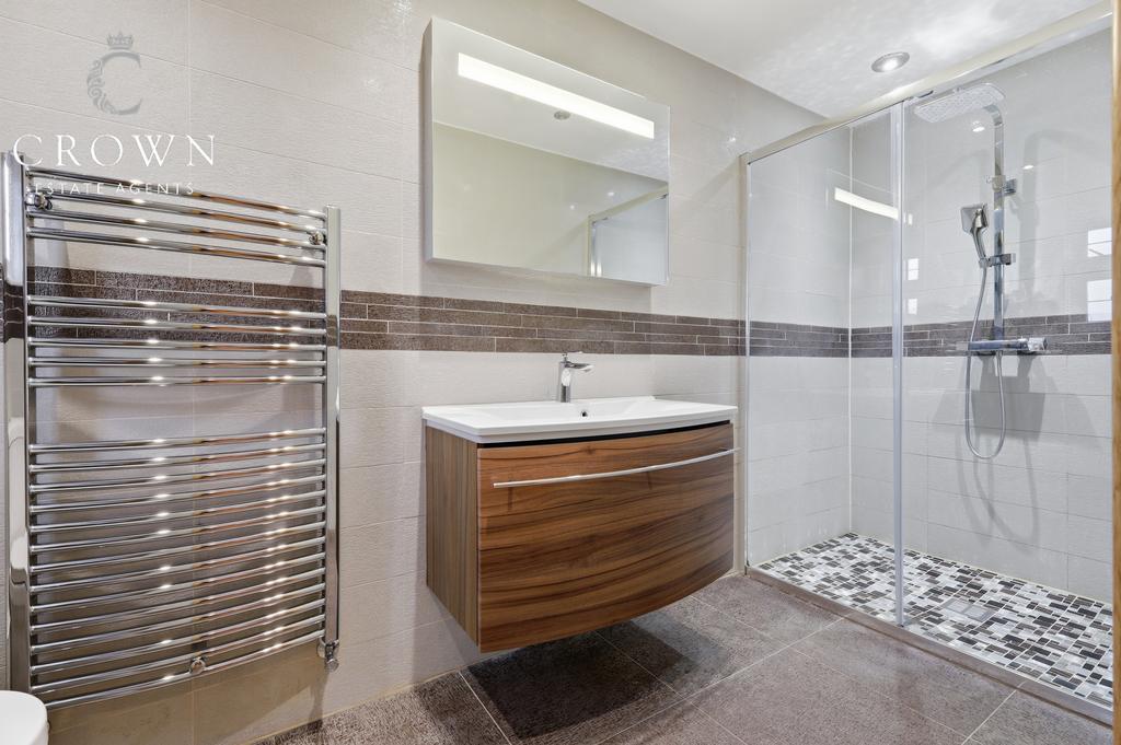 En-Suite to master bedroom.