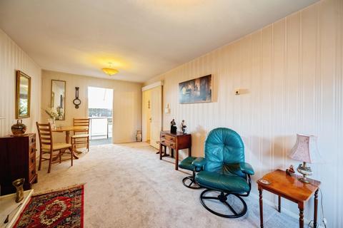 1 bedroom flat for sale, Sea Front, Hayling Island, Hampshire, PO11