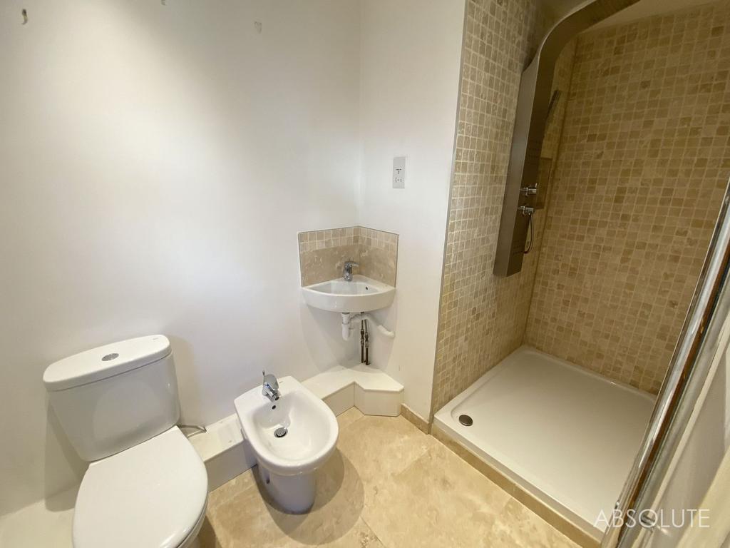 En suite bedroom 3