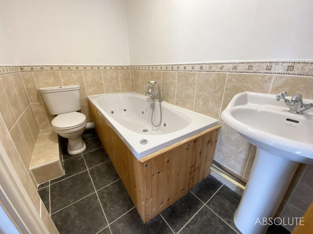 En suite bedroom 1