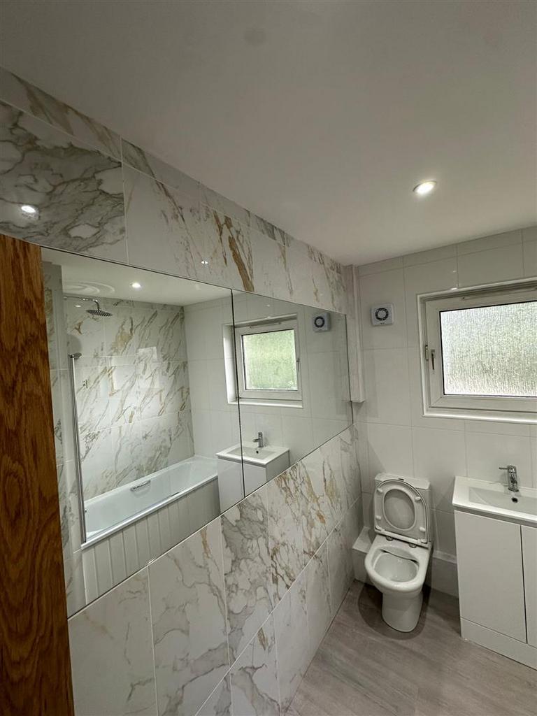 Bathroom 2.jpeg