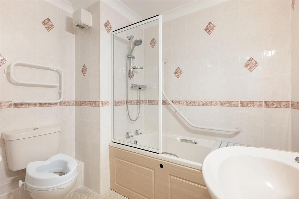 Flat 12, Kingstone Court 2176-8.jpg