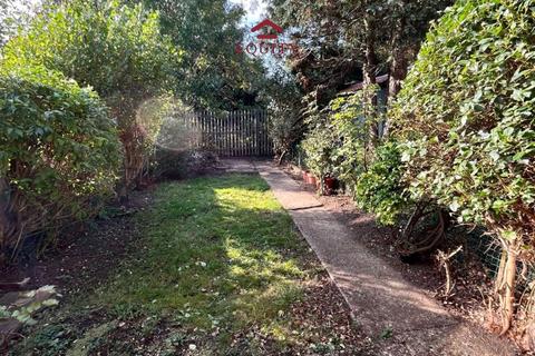 2 bedroom maisonette for sale, Lyndhurst Gardens, Enfield, EN1