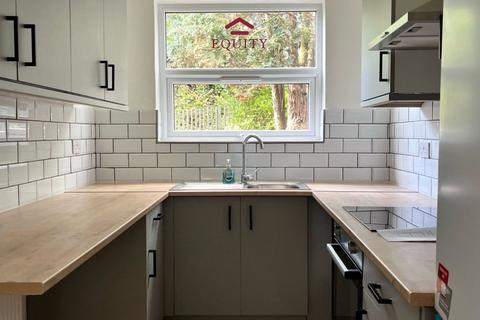 2 bedroom maisonette for sale, Lyndhurst Gardens, Enfield, EN1