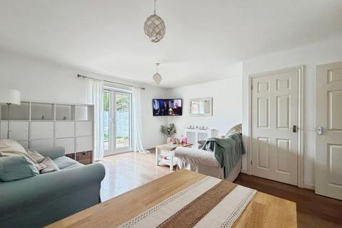 3 bedroom terraced house to rent, Fieldfare Avenue, Bristol BS20