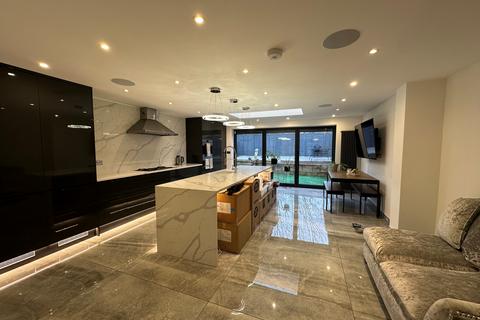 undefined, Saffron Close, HODDESDON