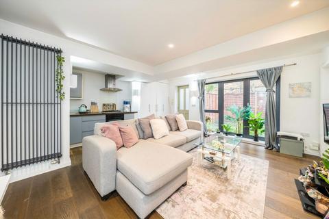 3 bedroom flat to rent, Cromwell Road, London SW19