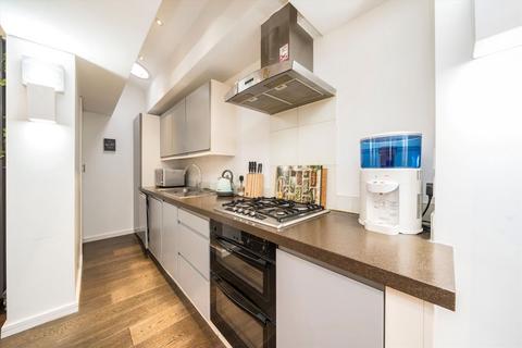 3 bedroom flat to rent, Cromwell Road, London SW19