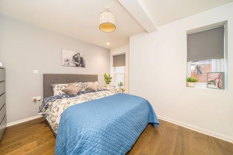 3 bedroom flat to rent, Cromwell Road, London SW19