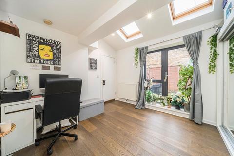 3 bedroom flat to rent, Cromwell Road, London SW19