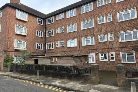 3 bedroom flat to rent, The Willoughbys, London