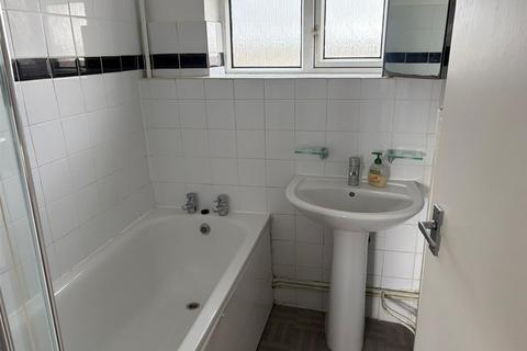 3 bedroom flat to rent, The Willoughbys, London