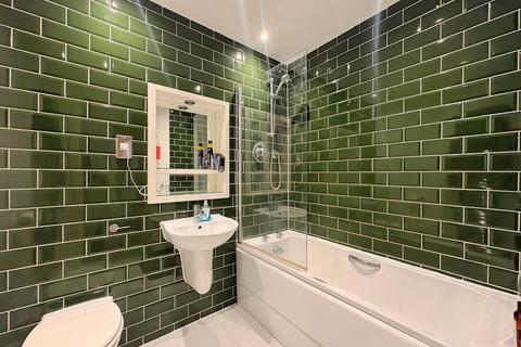 2 bedroom apartment to rent, St James Quay