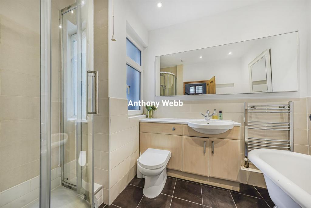 Bath/shower room