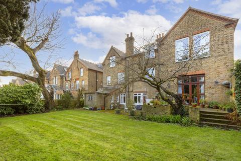 undefined, Gunnersbury Avenue, Ealing, London, W5