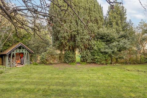 undefined, Gunnersbury Avenue, Ealing, London, W5