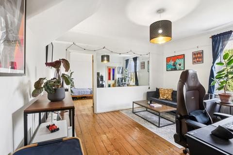 Gunnersbury Avenue, Ealing, London, W5