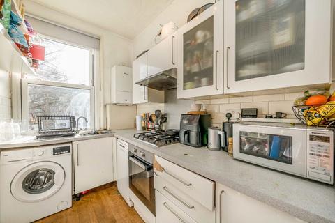 3 bedroom flat for sale, Kirkstall Road, London SW2