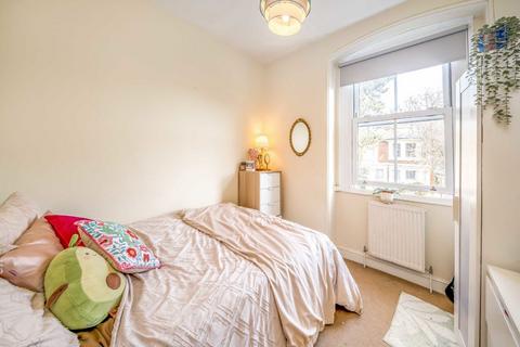 3 bedroom flat for sale, Kirkstall Road, London SW2