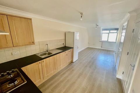 2 bedroom flat to rent, Hermon Hill, London E18