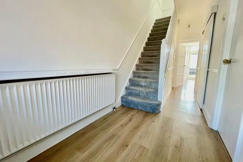 4 bedroom terraced house to rent, Waverley Road, London E18