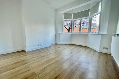 4 bedroom terraced house to rent, Waverley Road, London E18